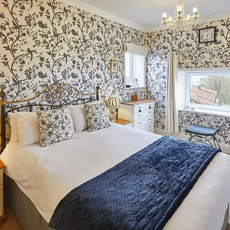 Host & - 7, Hall Apartment