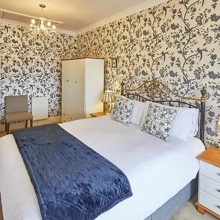 Host & - 7, Hall Apartment *
