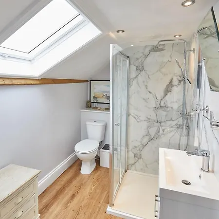 Host & - 7, Hall Sneaton